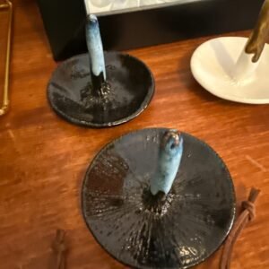 black and blue ring holder nuha