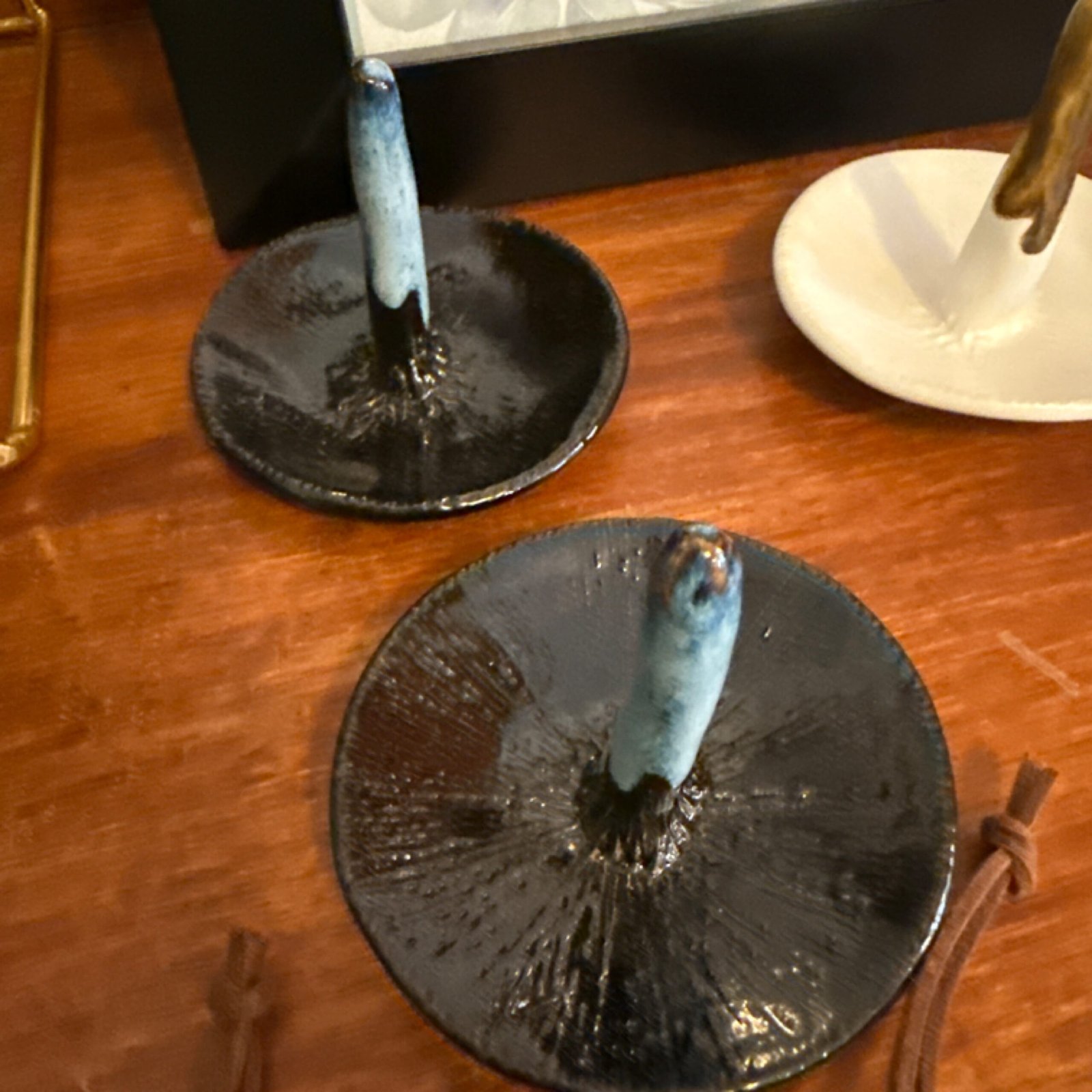 black and blue ring holder nuha